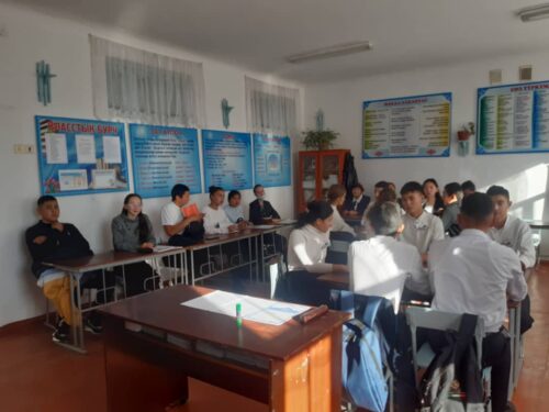 Накануне юбилея Чингиза Айтматова была проведена викторина между учащимися 10 и 11 класса