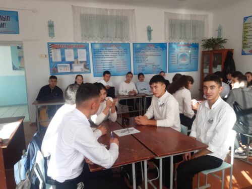 Накануне юбилея Чингиза Айтматова была проведена викторина между учащимися 10 и 11 класса